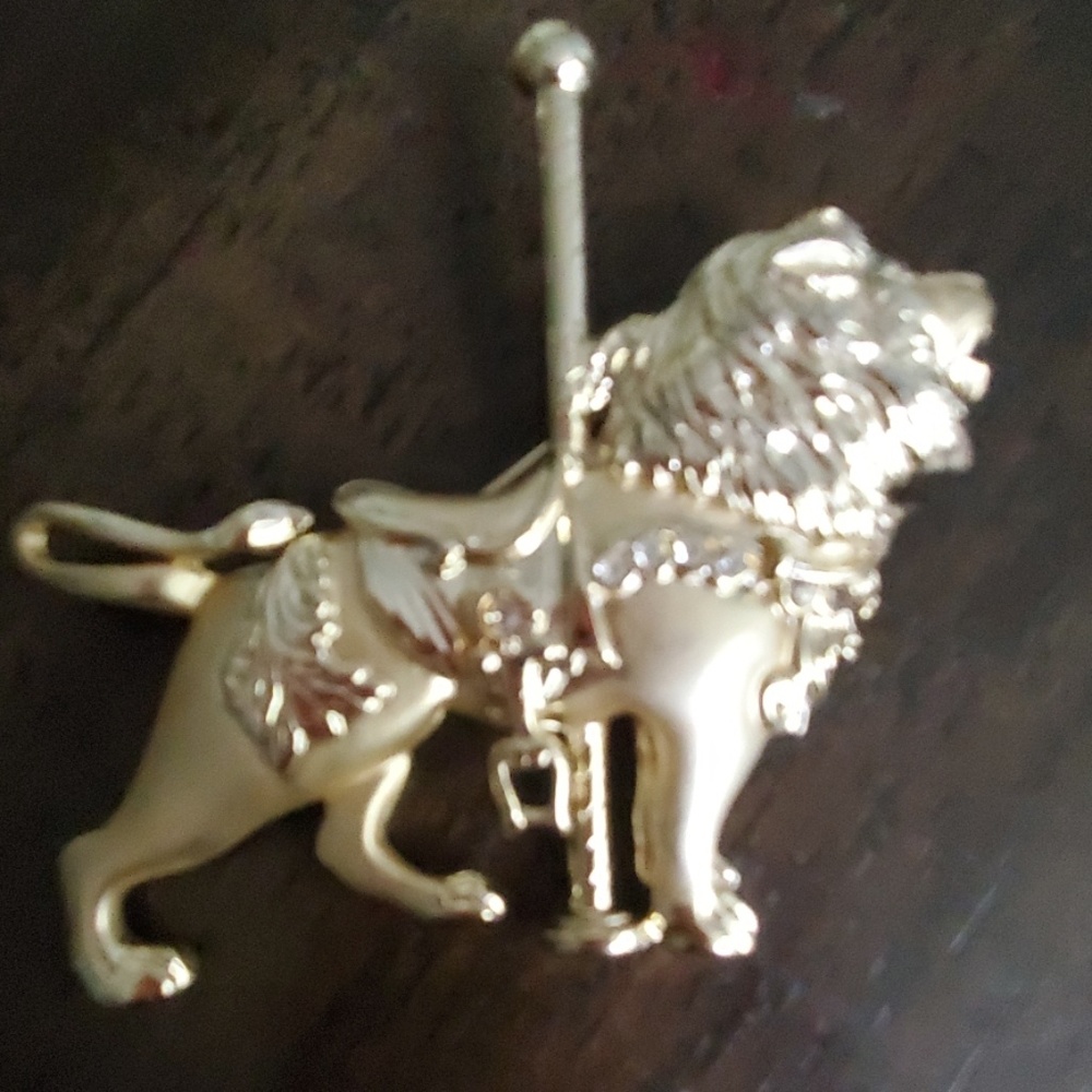 Cute carousel lion brooch